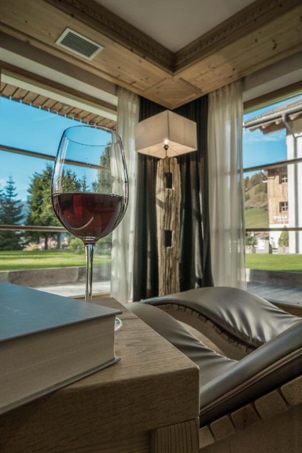 Villa Flora Mountain Lodges サン・カッシアーノ エクステリア 写真