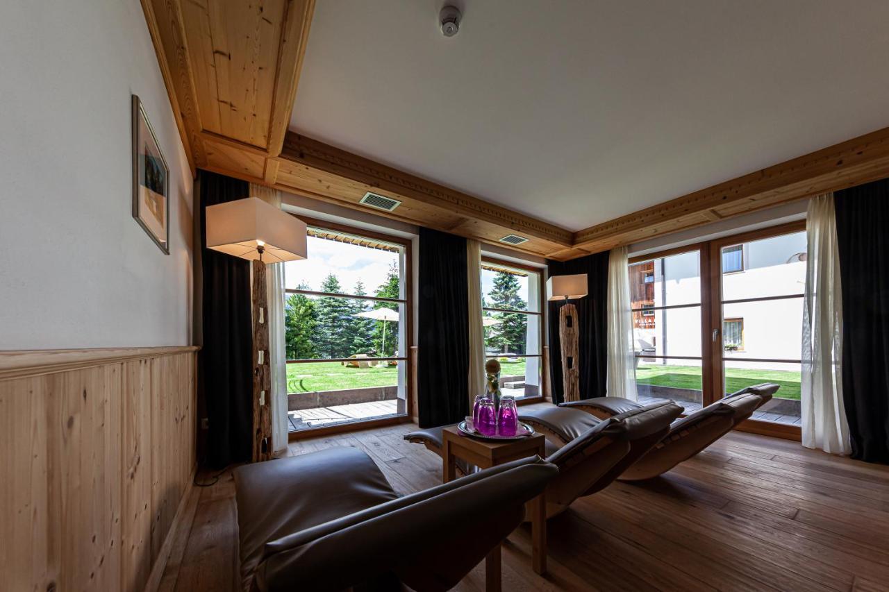 Villa Flora Mountain Lodges サン・カッシアーノ エクステリア 写真